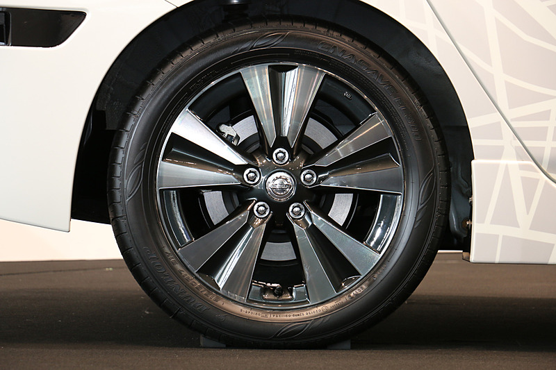 タイヤは215/50 R17サイズのダンロップ「エナセーブ EC300」を装着