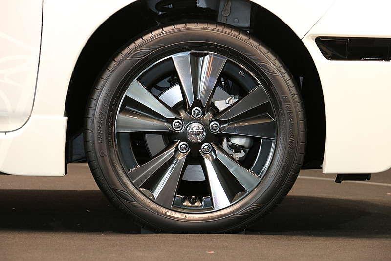 タイヤは215/50 R17サイズのダンロップ「エナセーブ EC300」を装着