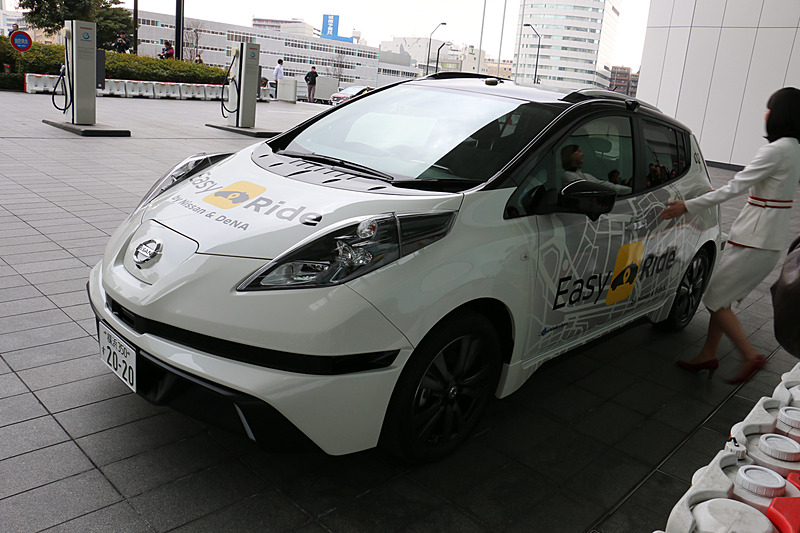 日産グローバル本社のクルマ寄せから自動運転によるデモ走行がスタート。警視庁の「自動走行システムに関する公道実証実験のためのガイドライン」に則り、運転席にスタッフが乗車して実施された