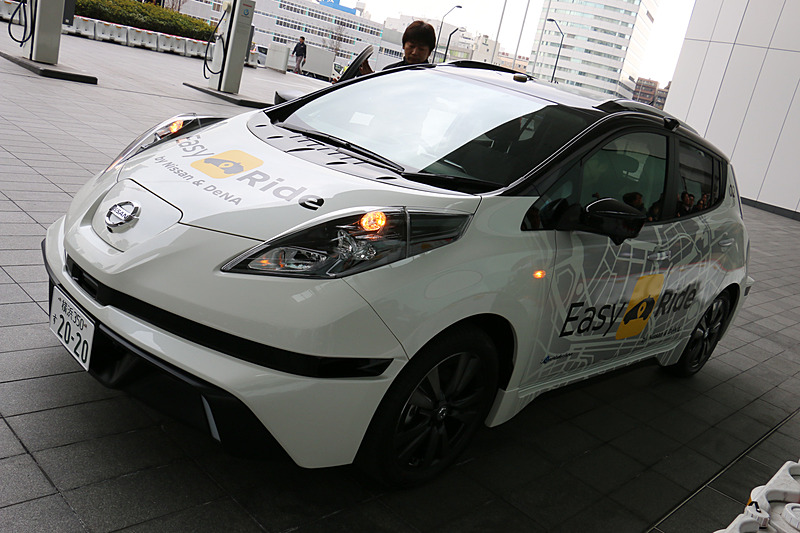 日産グローバル本社のクルマ寄せから自動運転によるデモ走行がスタート。警視庁の「自動走行システムに関する公道実証実験のためのガイドライン」に則り、運転席にスタッフが乗車して実施された