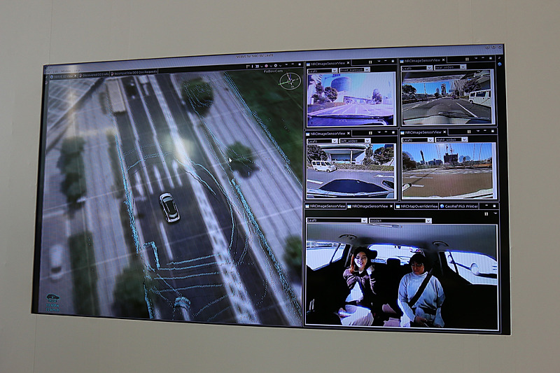車両の位置情報を航空写真と合成し、車両で撮影している映像と合わせて表示しているシーン。航空写真内に表示されているブルーのラインは、レーザースキャナーが検知した周辺の物体