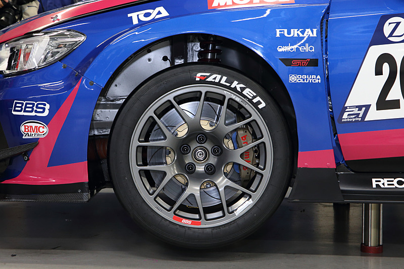 サイズアップしたブレーキローターと摺動面積を拡大したブレーキパッドでコントロール性と制動力を向上させた2018年のマシン。BBSホイールと組み合わされるファルケンタイヤは260/660 R18（ウエットタイヤのみ240/660 R18）