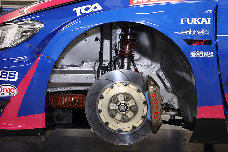 サイズアップしたブレーキローターと摺動面積を拡大したブレーキパッドでコントロール性と制動力を向上させた2018年のマシン。BBSホイールと組み合わされるファルケンタイヤは260/660 R18（ウエットタイヤのみ240/660 R18）