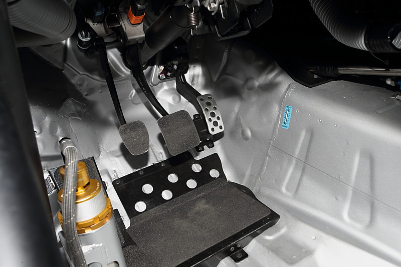 左足ブレーキの操作性を向上