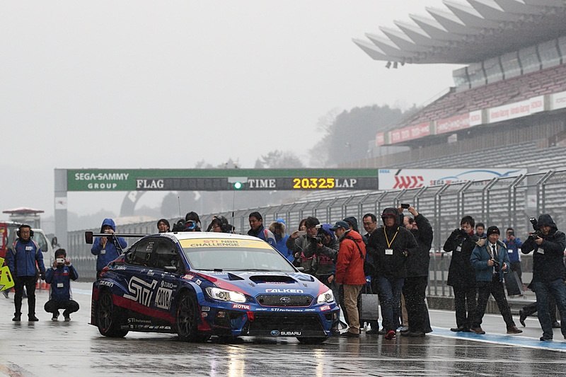 関係者や報道陣が見守るなかシェイクダウンを行なったSUBARU WRX STI ニュルブルクリンク24時間レース仕様