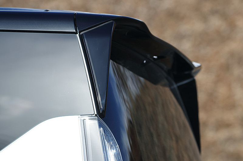 セレナ e-POWERならではの装備として、Vモーショングリルにブルーカラーのアクセントを採り入れるとともに、3本ラインのLEDストップランプを採用。空力性能を高めるためのピアノ調黒艶塗装のリアサイド・スポイラーや、切削ツートーン塗装の15インチアルミホイールも標準装備する