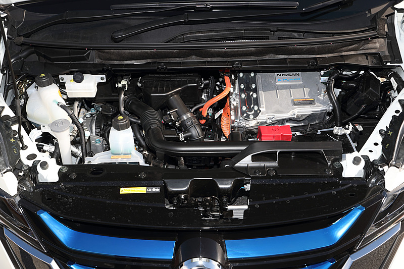 セレナ e-POWERが搭載する直列3気筒1.2リッター「HR12DE」エンジンは、最高出力62kW（84PS）/6000rpm、最大トルク103Nm（10.5kgm）/3200-5200rpmを発生。「EM57」モーターは最高出力100kW（136PS）、最大トルク320Nm（32.6kgm）を発生し、JC08モード燃費は全グレードで26.2km/L（装備内容によって異なる）を達成