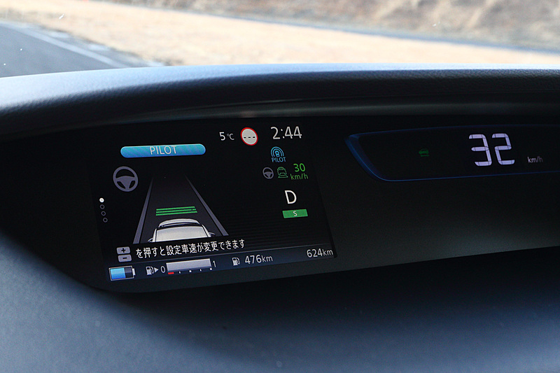 ブラックを基調としたe-POWER ハイウェイスター Vのインテリア。フロントガラスに遮音中間膜を入れるとともに、4層構造のセンターカーペットの装備（日産初採用）、ダッシュインシュレーターの構造変更など、ガソリン車に対して25ものアイテムを追加して遮音性が高められた。また、カーナビ下に「チャージモード」「マナーモード」のスイッチが設けられたのも新しい。なお、セレナ e-POWERの乗車定員は7名（2列目がキャプテンシート）のみのラインアップ