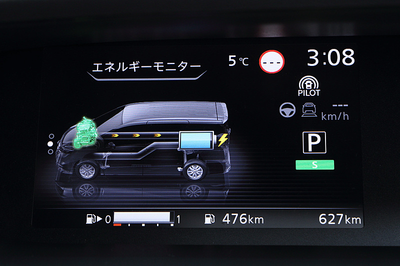 ブラックを基調としたe-POWER ハイウェイスター Vのインテリア。フロントガラスに遮音中間膜を入れるとともに、4層構造のセンターカーペットの装備（日産初採用）、ダッシュインシュレーターの構造変更など、ガソリン車に対して25ものアイテムを追加して遮音性が高められた。また、カーナビ下に「チャージモード」「マナーモード」のスイッチが設けられたのも新しい。なお、セレナ e-POWERの乗車定員は7名（2列目がキャプテンシート）のみのラインアップ