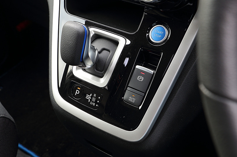 セレナ e-POWERではシフトノブやスタータースイッチにブルーアクセントを与えるとともに、メーターまわりにブルーアクセント・フィニッシャーを採用。間接照明（ブルーライティング）付きのフロントセンタートレイも装備する