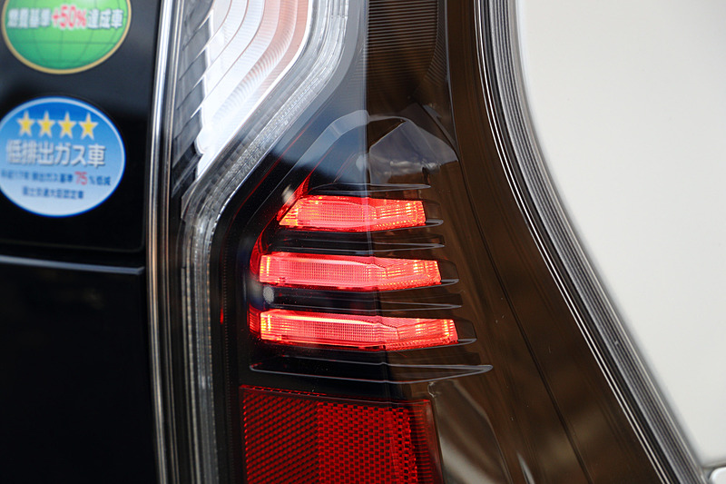 セレナ e-POWERならではの装備として、Vモーショングリルにブルーカラーのアクセントを採り入れるとともに、3本ラインのLEDストップランプを採用。空力性能を高めるためのピアノ調黒艶塗装のリアサイド・スポイラーや、切削ツートーン塗装の15インチアルミホイールも標準装備する