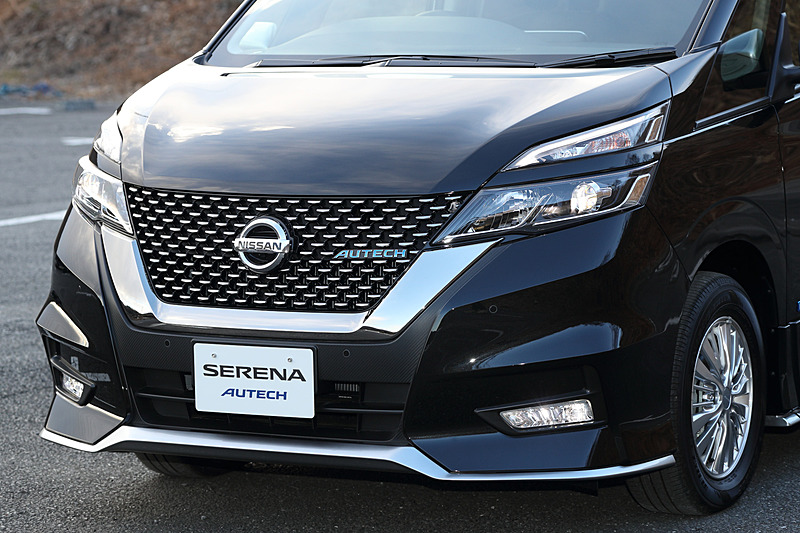 セレナ e-POWER AUTECHでは、LEDヘッドライトとLEDフォグランプを標準装備するとともに、専用装備となるドットデザインのフロントグリルや、メタル調フィニッシュのフロント＆リアプロテクターなどを採用。15インチアルミホイールも専用装備