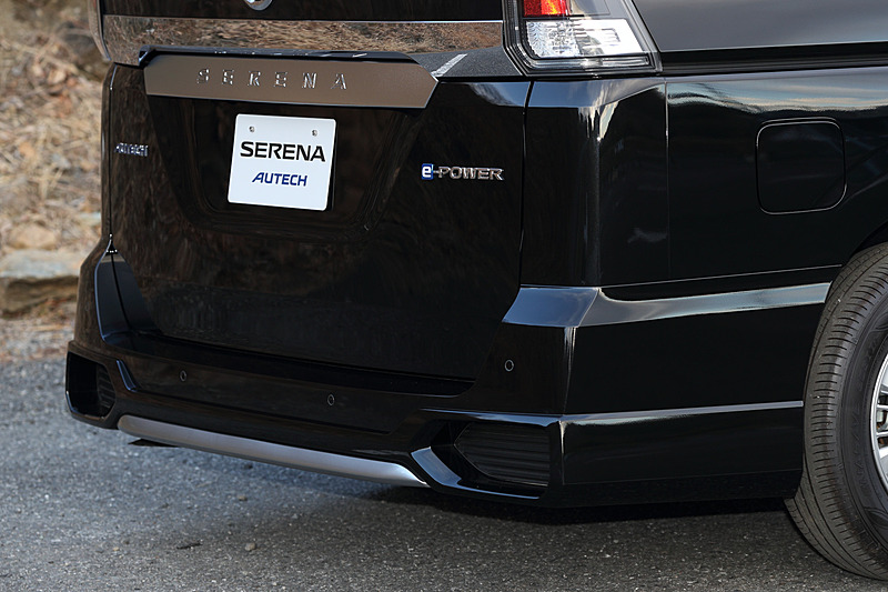 セレナ e-POWER AUTECHでは、LEDヘッドライトとLEDフォグランプを標準装備するとともに、専用装備となるドットデザインのフロントグリルや、メタル調フィニッシュのフロント＆リアプロテクターなどを採用。15インチアルミホイールも専用装備