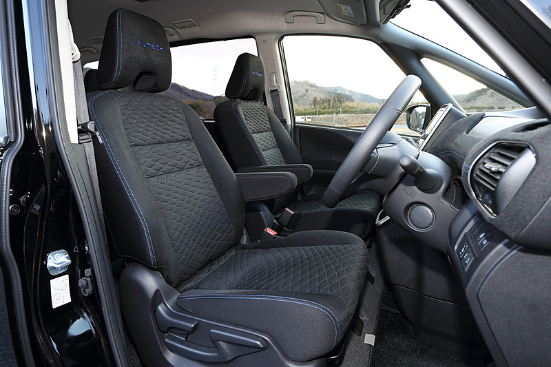 インテリアではクリスタルスエード仕様のシートをはじめ、スエード調インストパッドや本革巻き3本スポークステアリングなどにブルーのステッチをあしらっているのが特徴