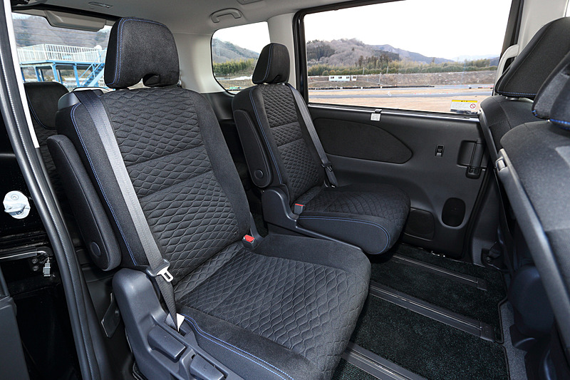 インテリアではクリスタルスエード仕様のシートをはじめ、スエード調インストパッドや本革巻き3本スポークステアリングなどにブルーのステッチをあしらっているのが特徴