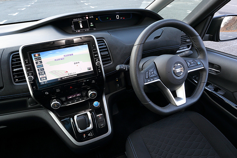 インテリアではクリスタルスエード仕様のシートをはじめ、スエード調インストパッドや本革巻き3本スポークステアリングなどにブルーのステッチをあしらっているのが特徴