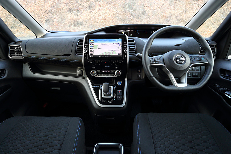 インテリアではクリスタルスエード仕様のシートをはじめ、スエード調インストパッドや本革巻き3本スポークステアリングなどにブルーのステッチをあしらっているのが特徴