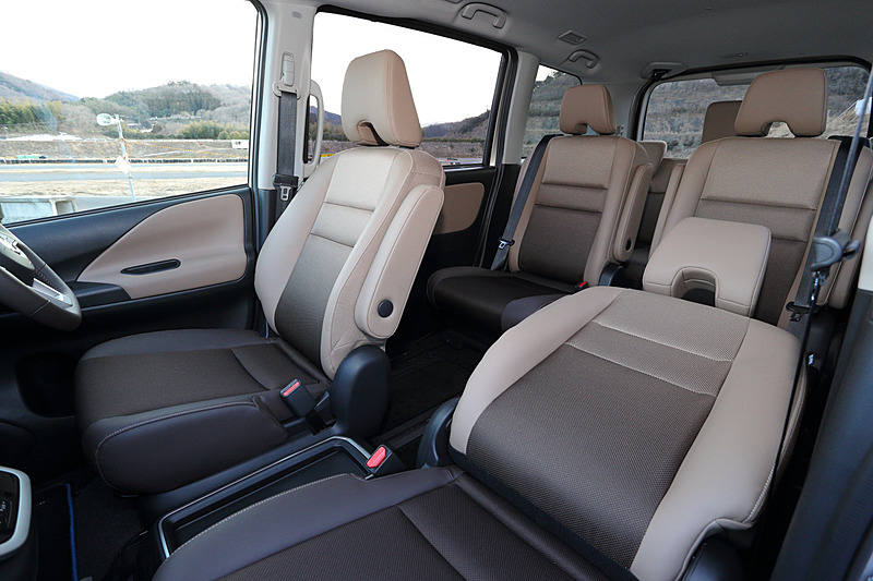 こちらはシートの高い位置などに明るいベージュ、シートの座面などに濃い目のブラウン色を使った「プレミアムインテリア」仕様