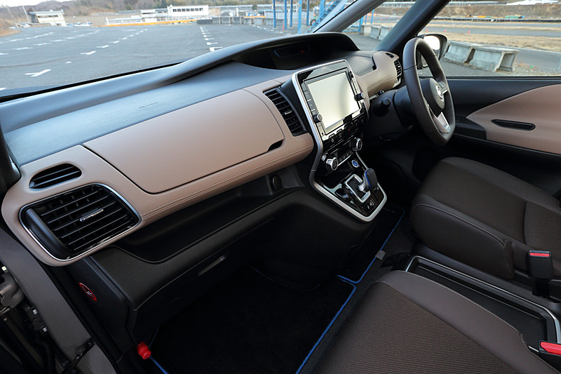 こちらはシートの高い位置などに明るいベージュ、シートの座面などに濃い目のブラウン色を使った「プレミアムインテリア」仕様