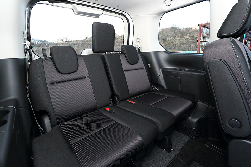 こちらはシートの高い位置などに明るいベージュ、シートの座面などに濃い目のブラウン色を使った「プレミアムインテリア」仕様