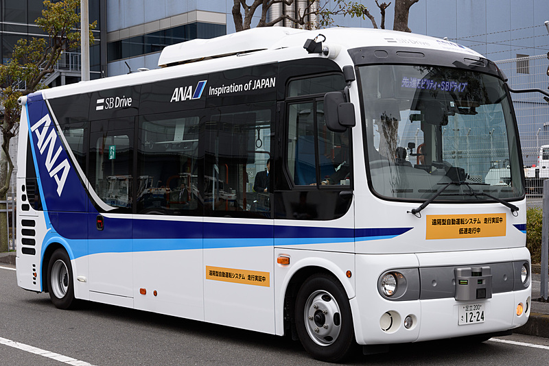 日野自動車「ポンチョ」をベースとしたレベル4自動運転バス。写真は無人運転スタート時のもの