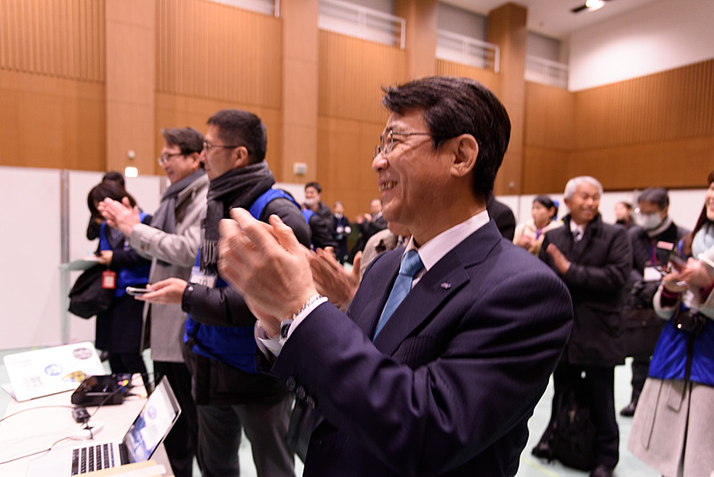 無事に無人自動運転が成功して拍手