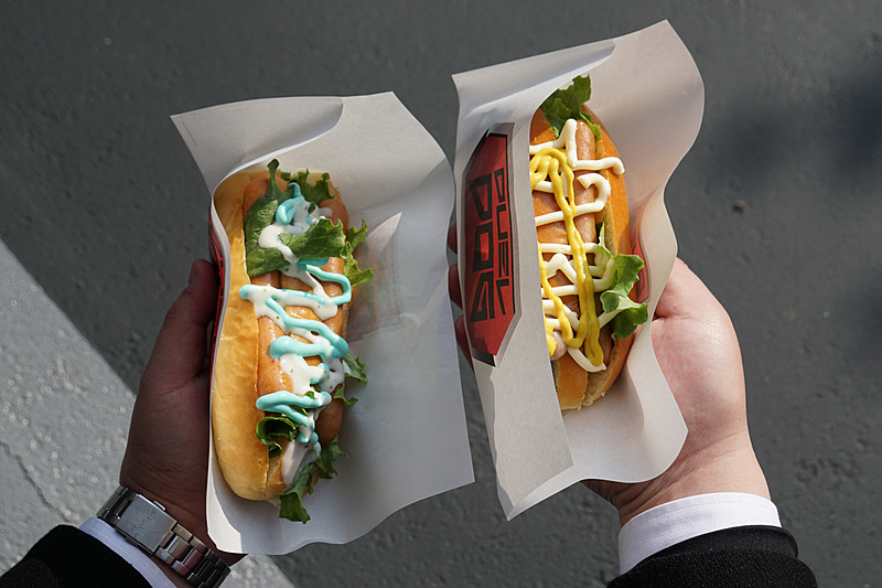 新アトラクションをイメージしたホットドック「DUEL DOG」（750円）が新登場