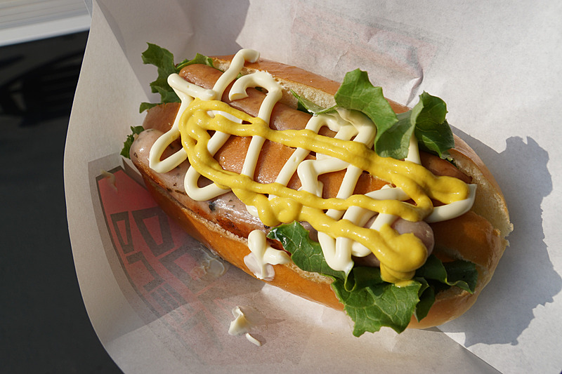 新アトラクションをイメージしたホットドック「DUEL DOG」（750円）が新登場