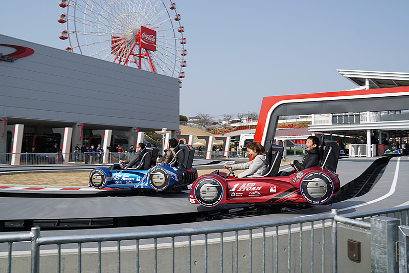 スタートから第1コーナーへ飛び込む