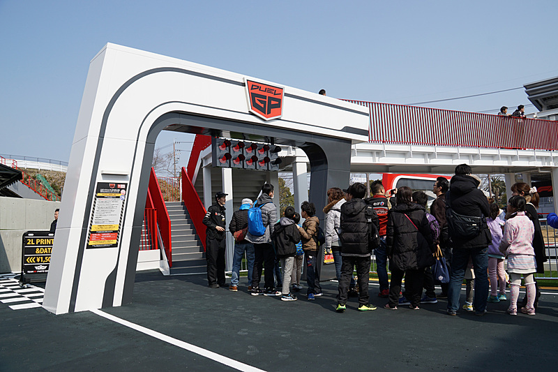 DUEL GPの料金は600円/1名（ゆうえんち「モートピア」パスポート利用可能）。定員最大2名、利用条件は身長120cm以上、乗車時間は約90秒、最高速は約40km/h