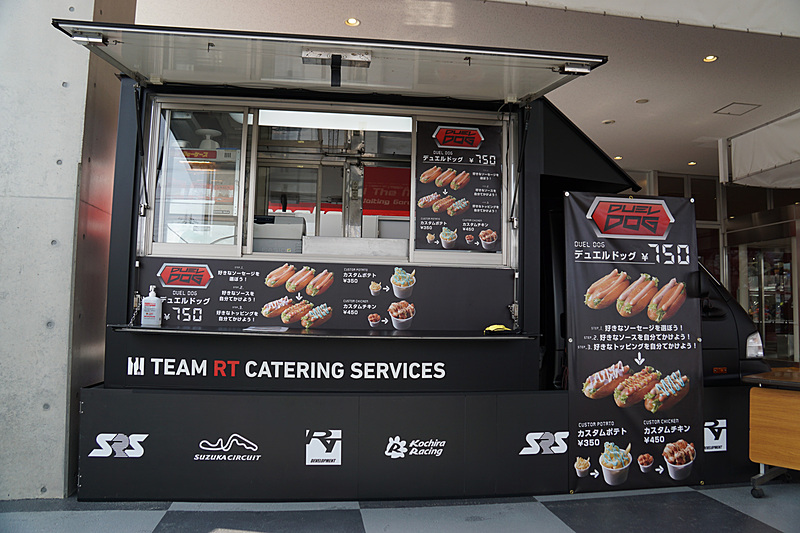 新アトラクションをイメージしたホットドック「DUEL DOG」（750円）が新登場