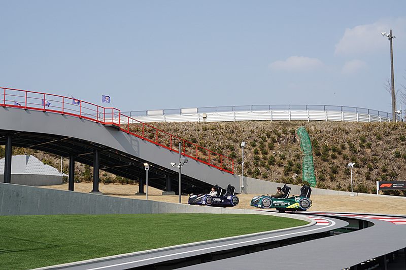 勾配を上っていくダンロップコーナーも再現