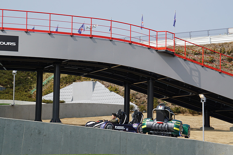 勾配を上っていくダンロップコーナーも再現