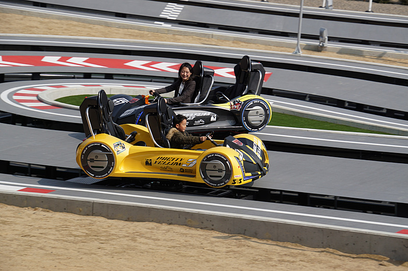 勾配を上っていくダンロップコーナーも再現