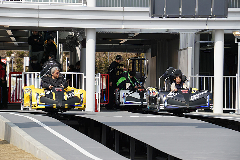 第1、2コーナーに飛び込んでいくマシン