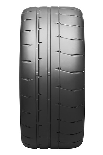 ドライ性能とウェット性能を高いレベルで両立し、サーキットのあらゆる場面で対応を可能とした