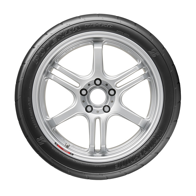 ドライ性能とウェット性能を高いレベルで両立し、サーキットのあらゆる場面で対応を可能とした