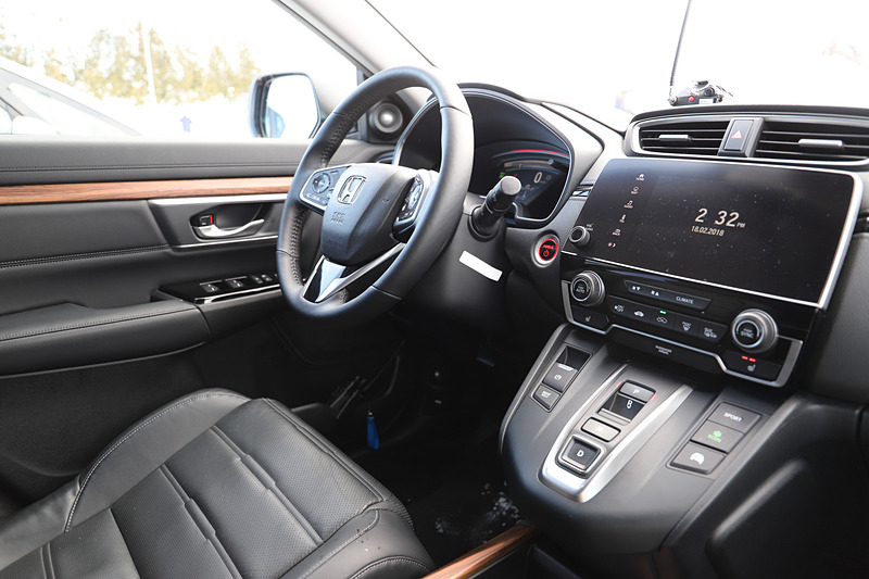 CR-Vのインテリア。試乗したのは欧州仕様だったので、ステアリング位置は左