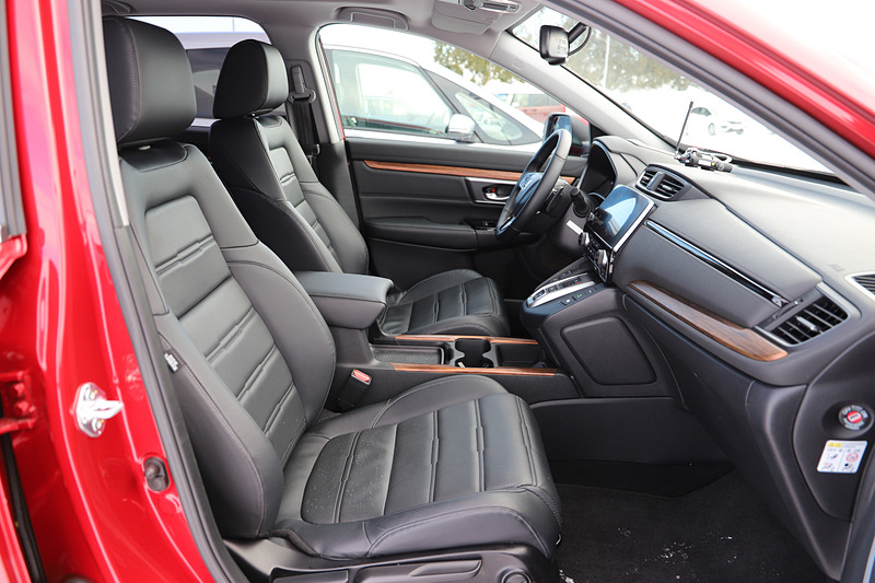 CR-Vのインテリア。試乗したのは欧州仕様だったので、ステアリング位置は左