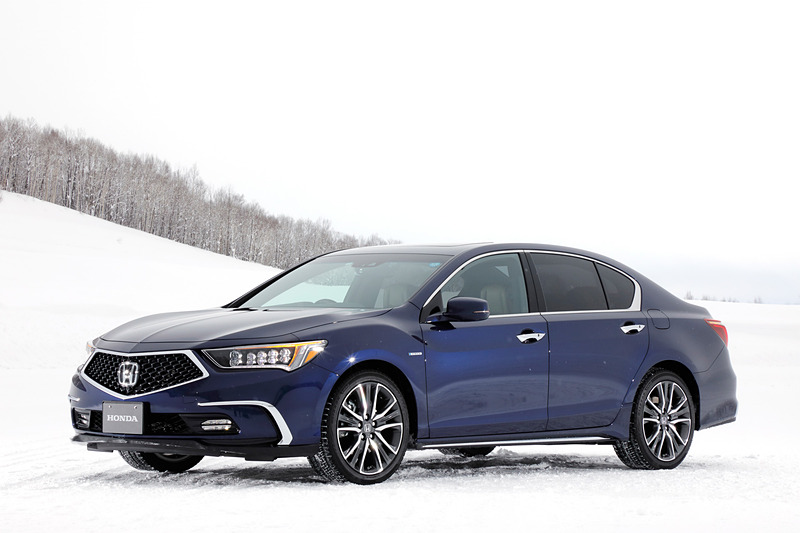 試乗した「レジェンド」の「Hybrid EX」。ボディサイズは5030×1890×1480mm(全長×全幅×全高)で、ホイールベースは2850mm。最高出力231kW(314PS)/6500rpm、最大トルク371Nm(37.8kgm)/4700rpmを発生するV型6気筒SOHC 3.5リッターエンジンを搭載し、フロントには最高出力35kW(48PS)/3000rpm、最大トルク148Nm(15.1kgm)/500-2000rpmを発生するモーターを、リアには最高出力27kW(37PS)/4000rpm、最大トルク73Nm(7.4kgm)/0-2000rpmを発生するモーターを左右に1基ずつ搭載。システム最高出力は281kW(382PS)/463Nm(47.2kgm)となる。走行状況・路面状況に応じて、4輪駆動/前輪駆動/後輪駆動などの駆動方式をシームレスに切り替え、各輪から発生する駆動力の大小も自在に制御できるSPORT HYBRID SH-AWDを採用して、JC08モード燃費は16.4km/L