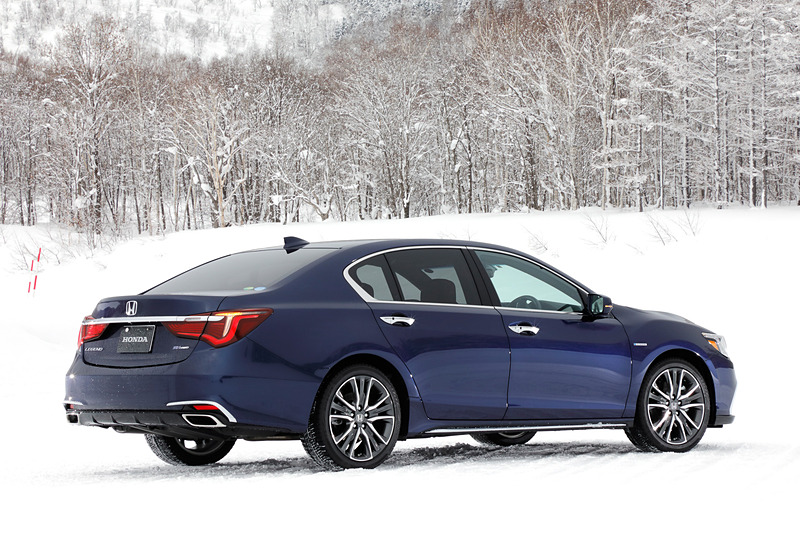 試乗した「レジェンド」の「Hybrid EX」。ボディサイズは5030×1890×1480mm(全長×全幅×全高)で、ホイールベースは2850mm。最高出力231kW(314PS)/6500rpm、最大トルク371Nm(37.8kgm)/4700rpmを発生するV型6気筒SOHC 3.5リッターエンジンを搭載し、フロントには最高出力35kW(48PS)/3000rpm、最大トルク148Nm(15.1kgm)/500-2000rpmを発生するモーターを、リアには最高出力27kW(37PS)/4000rpm、最大トルク73Nm(7.4kgm)/0-2000rpmを発生するモーターを左右に1基ずつ搭載。システム最高出力は281kW(382PS)/463Nm(47.2kgm)となる。走行状況・路面状況に応じて、4輪駆動/前輪駆動/後輪駆動などの駆動方式をシームレスに切り替え、各輪から発生する駆動力の大小も自在に制御できるSPORT HYBRID SH-AWDを採用して、JC08モード燃費は16.4km/L