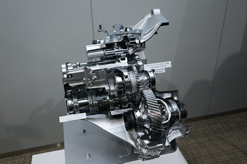 会場で展示された新型6速MTのカットモデル