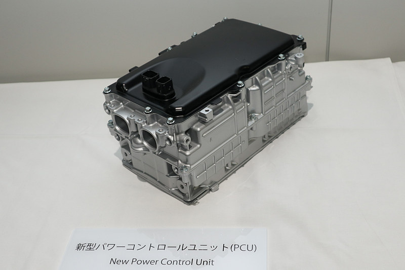 従来型の1.8リッター用から20％小型化し、10％軽量化した新型PCU（パワーコントロールユニット）