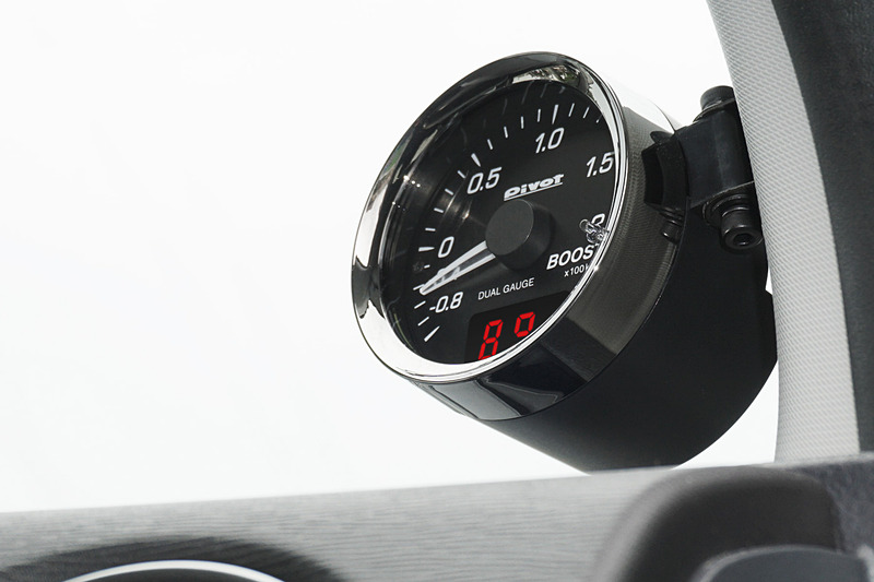 フルカバータイプのメーターホルダーが付属