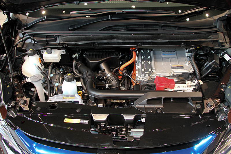 直列3気筒DOHC 1.2リッター「HR12DE」エンジンは最高出力62kW（84PS）/6000rpm、最大トルク103Nm（10.5kgm）/3200-5200rpmを発生。これに136PS/320Nmの「EM57」モーターを組み合わせる