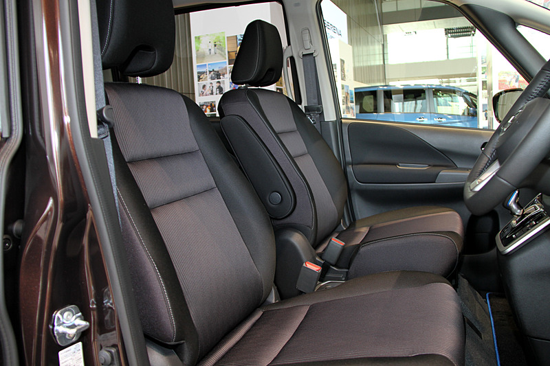 インテリアではシフトノブやスタータースイッチにブルーのアクセントが入るとともに、メーターまわりにブルーアクセント・フィニッシャーを採用。ブルーライティングによる間接照明付きのフロントセンタートレイも専用装備。また、新たに採用されたバッテリーをほぼ満タン（約90％）にする「チャージモード」、バッテリー残量に関わらず可能な限りバッテリーのみで走行する「マナーモード」はカーナビゲーション下のスイッチで操作する