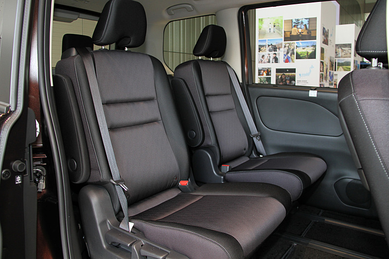 インテリアではシフトノブやスタータースイッチにブルーのアクセントが入るとともに、メーターまわりにブルーアクセント・フィニッシャーを採用。ブルーライティングによる間接照明付きのフロントセンタートレイも専用装備。また、新たに採用されたバッテリーをほぼ満タン（約90％）にする「チャージモード」、バッテリー残量に関わらず可能な限りバッテリーのみで走行する「マナーモード」はカーナビゲーション下のスイッチで操作する