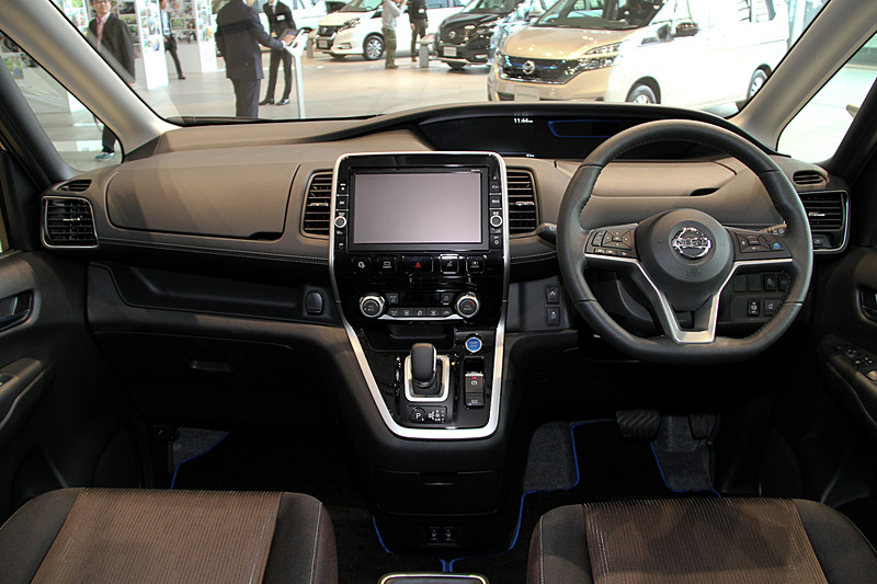 インテリアではシフトノブやスタータースイッチにブルーのアクセントが入るとともに、メーターまわりにブルーアクセント・フィニッシャーを採用。ブルーライティングによる間接照明付きのフロントセンタートレイも専用装備。また、新たに採用されたバッテリーをほぼ満タン（約90％）にする「チャージモード」、バッテリー残量に関わらず可能な限りバッテリーのみで走行する「マナーモード」はカーナビゲーション下のスイッチで操作する