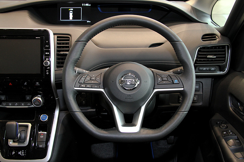 インテリアではシフトノブやスタータースイッチにブルーのアクセントが入るとともに、メーターまわりにブルーアクセント・フィニッシャーを採用。ブルーライティングによる間接照明付きのフロントセンタートレイも専用装備。また、新たに採用されたバッテリーをほぼ満タン（約90％）にする「チャージモード」、バッテリー残量に関わらず可能な限りバッテリーのみで走行する「マナーモード」はカーナビゲーション下のスイッチで操作する