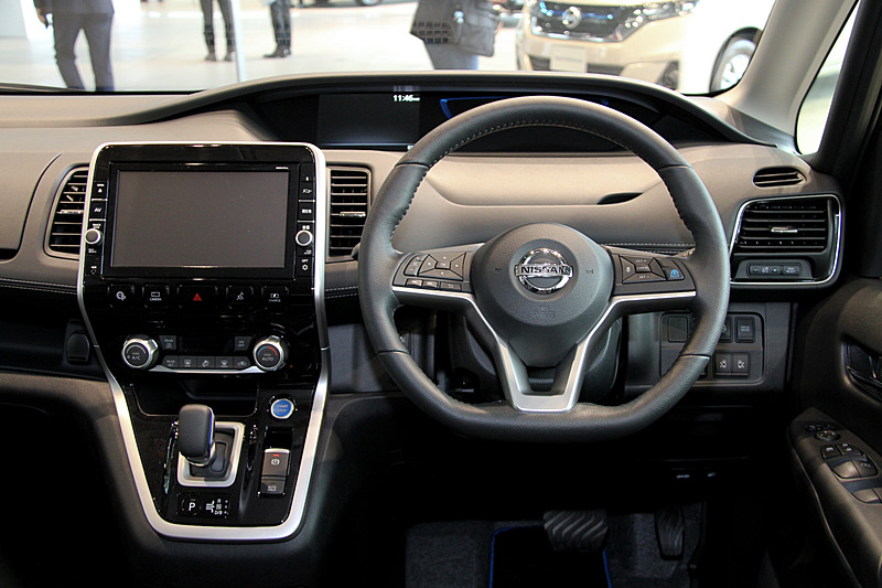 インテリアではシフトノブやスタータースイッチにブルーのアクセントが入るとともに、メーターまわりにブルーアクセント・フィニッシャーを採用。ブルーライティングによる間接照明付きのフロントセンタートレイも専用装備。また、新たに採用されたバッテリーをほぼ満タン（約90％）にする「チャージモード」、バッテリー残量に関わらず可能な限りバッテリーのみで走行する「マナーモード」はカーナビゲーション下のスイッチで操作する